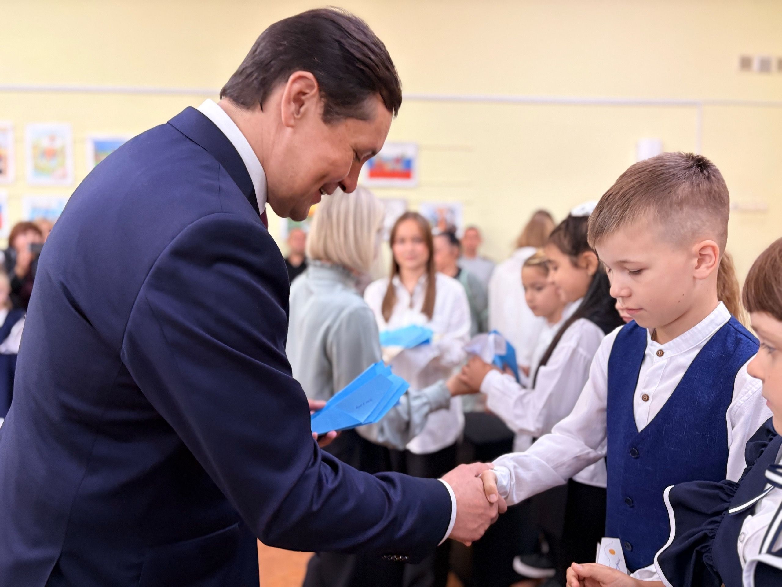 Глава Сухого Лога вручил первоклассникам бумажные самолетики с добрыми пожеланиями