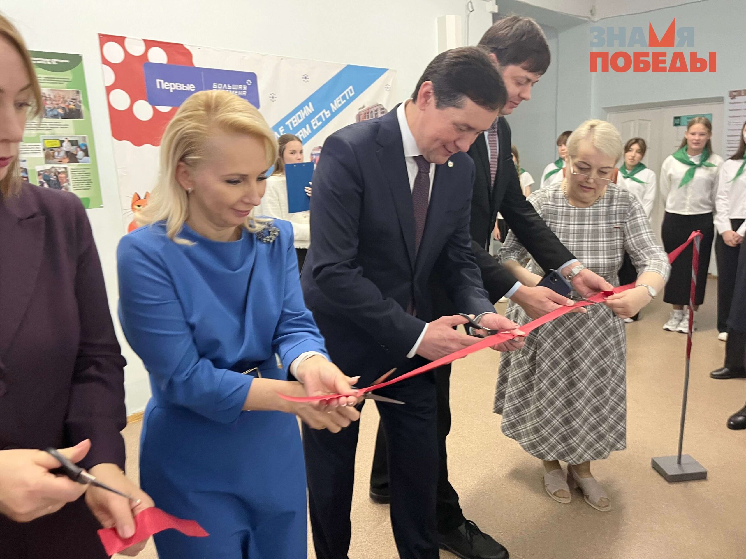Замминистра АПК С. Терехова, глава Сухого Лога Р. Мингалимов, депутат Заксобрания М. Зубарев, директор шк. №10 О. Просвирякова