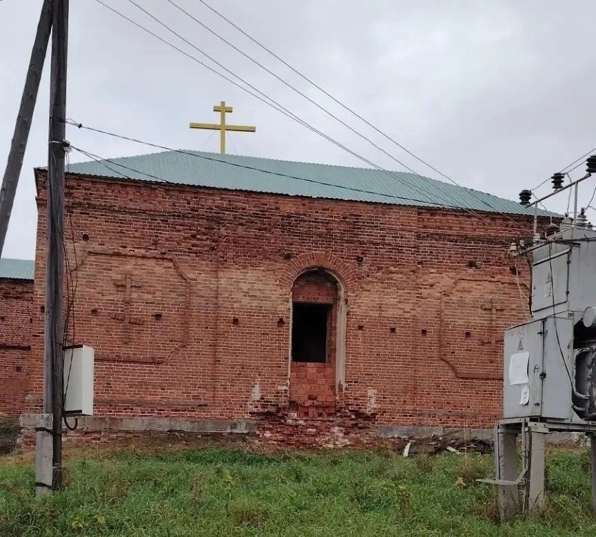 На здании храма в с. Таушканском заменили крышу и покрасили крест