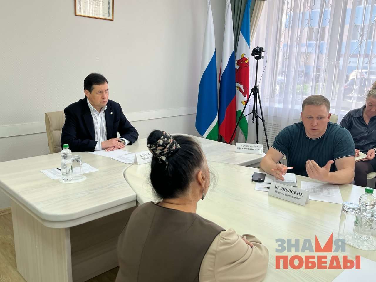 Прием ведет Рафаил Мингалимов, на вопрос сухоложанки Людмилы Суверток отвечает Павел Беляевских